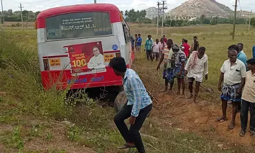 ರಸ್ತೆ ಪಕ್ಕದ ಜಮೀನಿಗೆ ನುಗ್ಗಿದ ಬಸ್; ಮಗು ಸೇರಿ 10ಕ್ಕೂ ಹೆಚ್ಚು ಪ್ರಯಾಣಿಕರಿಗೆ ಗಂಭೀರ ಗಾಯ