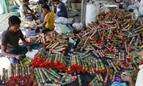 ಅನಧಿಕೃತ ಪಟಾಕಿ ಮಾರಾಟ ಗೋದಾಮುಗಳ ಮೇಲೆ ಸಿಸಿಬಿ ದಾಳಿ; 40 ಲಕ್ಷ ರೂ. ಮೌಲ್ಯದ ಪಟಾಕಿ ಜಪ್ತಿ, ಮೂವರು ವಶಕ್ಕೆ