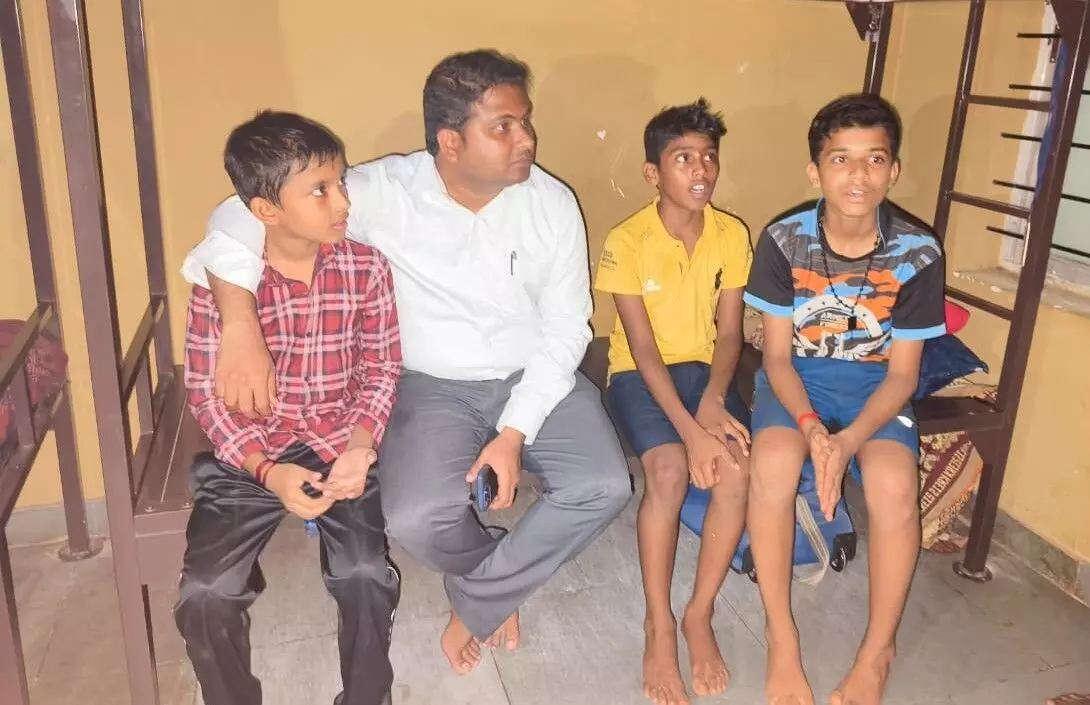 ಪುತ್ತೂರು: ವಸತಿ ಶಾಲೆಗೆ ದ.ಕ. ಜಿಲ್ಲಾಧಿಕಾರಿ ದಿಢೀರ್ ಭೇಟಿ