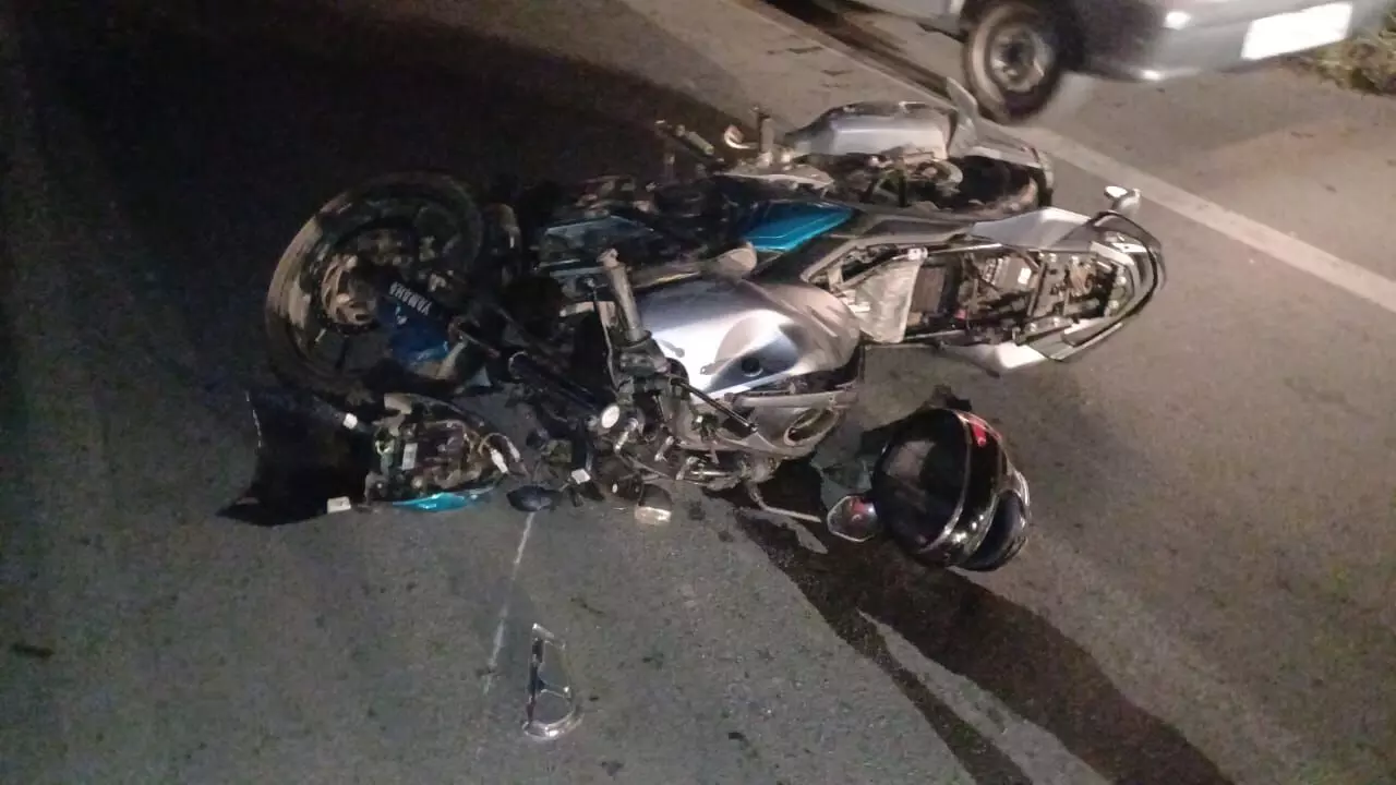 ಮೂಡಿಗೆರೆ | ಬೀಡಾಡಿ ದನಗಳಿಗೆ ಢಿಕ್ಕಿಯಾಗಿ ರಸ್ತೆಗೆ ಬಿದ್ದ ಬೈಕ್ ಸವಾರರ ಮೇಲೆ ಹರಿದ ಲಾರಿ; ಸವಾರ ಮೃತ್ಯು, ಮಹಿಳೆ ಗಂಭೀರ