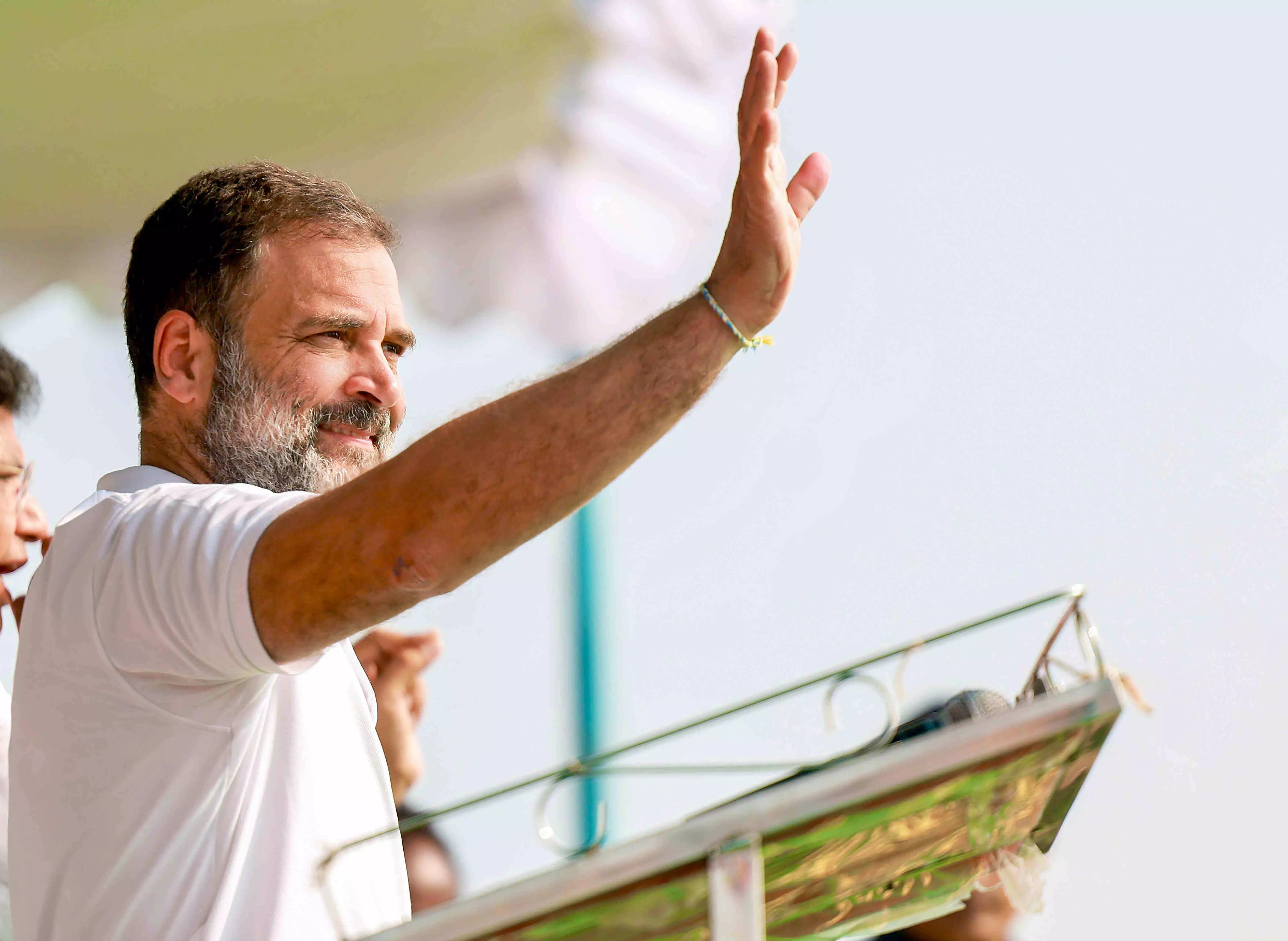 ಬಡವರು ದೇಶದಲ್ಲಿಯ ಏಕೈಕ ಜಾತಿಯಾಗಿದ್ದಾರೆ ಎನ್ನುವ ಪ್ರಧಾನಿ ಮೋದಿ ತನ್ನನ್ನು ಒಬಿಸಿ ಎಂದು ಹೇಳಿಕೊಳ್ಳುವುದೇಕೆ?: ರಾಹುಲ್ ಗಾಂಧಿ ಪ್ರಶ್ನೆ ಬಡವರು ದೇಶದಲ್ಲಿಯ ಏಕೈಕ ಜಾತಿಯಾಗಿದ್ದಾರೆ ಎನ್ನುವ ಪ್ರಧಾನಿ ಮೋದಿ ತನ್ನನ್ನು ಒಬಿಸಿ ಎಂದು ಹೇಳಿಕೊಳ್ಳುವುದೇಕೆ?: ರಾಹುಲ್ ಗಾಂಧಿ ಪ್ರಶ್ನೆ