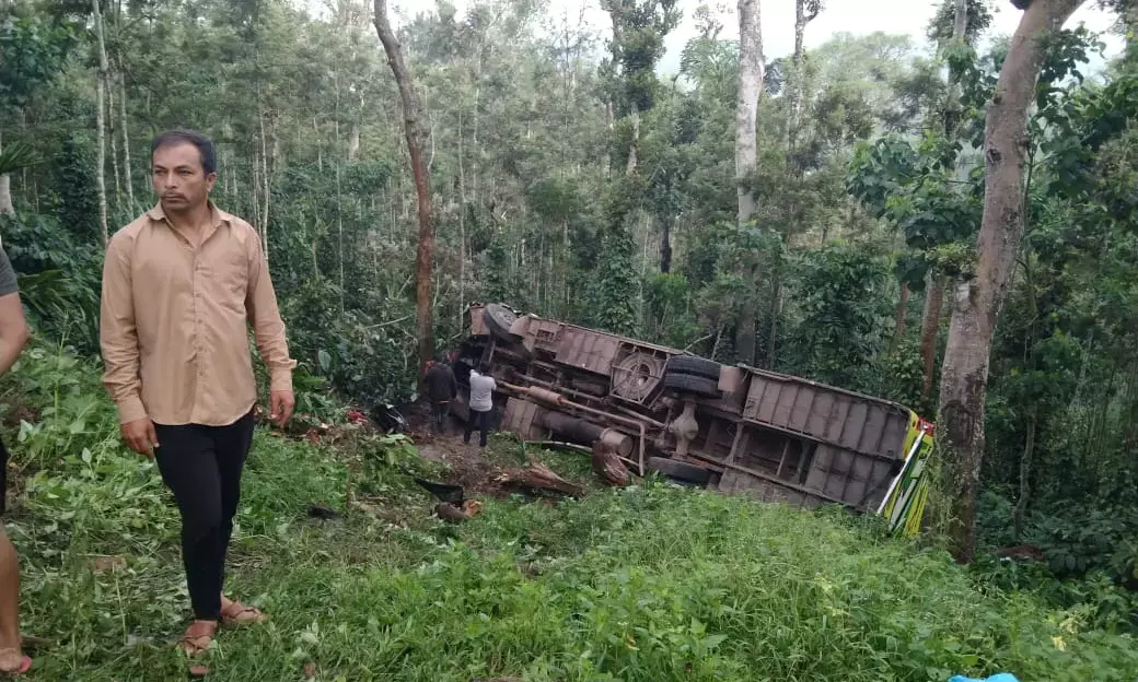 ಮೂಡಿಗೆರೆ | ಪ್ರಪಾತಕ್ಕೆ ಉರುಳಿದ ಬಸ್: ಮಹಿಳೆ ಮೃತ್ಯು, ಐವರಿಗೆ ಗಂಭೀರ ಗಾಯ