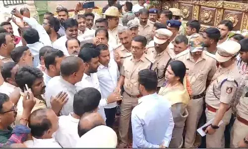 ಹಾಸನ ಜಿಲ್ಲಾಧಿಕಾರಿ ವಿರುದ್ಧ ಶಾಸಕ ಸ್ವರೂಪ್ ಆಕ್ರೋಶ: ಜೆಡಿಎಸ್ ಕಾರ್ಯಕರ್ತರಿಂದ ಪ್ರತಿಭಟನೆ