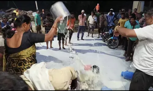 ಹಾಸನ: ಹಡೇನಹಳ್ಳಿ ಹಾಲಿನ ಡೈರಿ ವಿಚಾರ; 970 ಲೀಟರ್ ಹಾಲನ್ನು ರಸ್ತೆಗೆ ಚೆಲ್ಲಿದ ಶೇರುದಾರರು