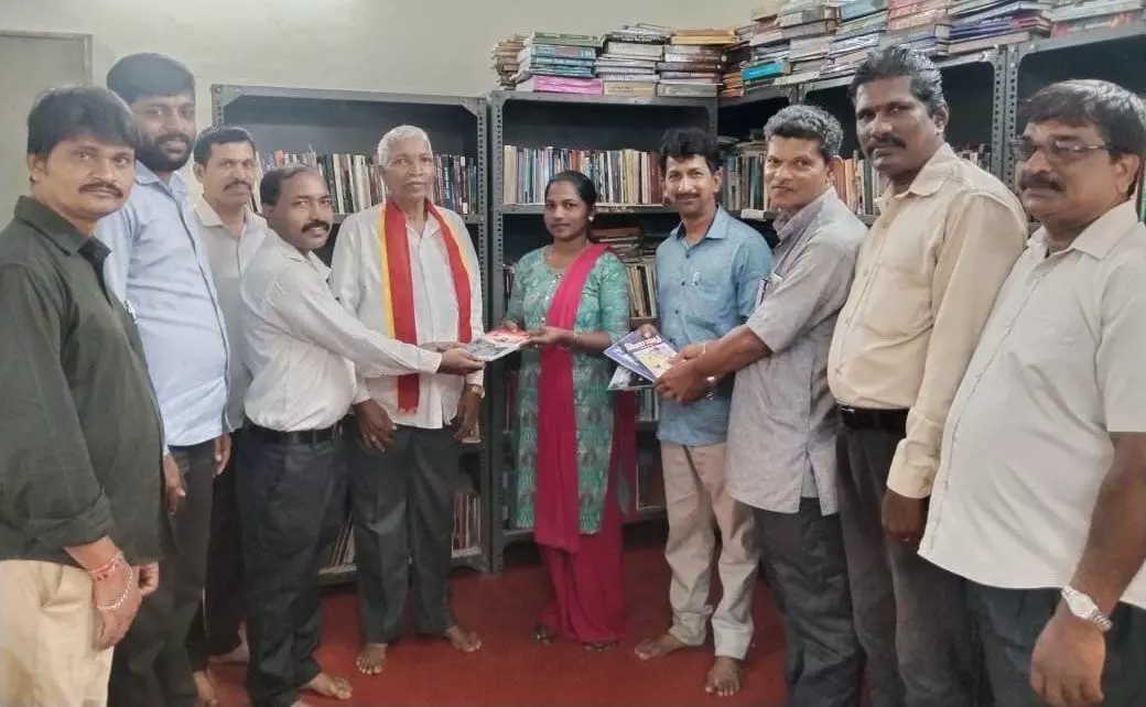 ವಿವಿಧ ಗ್ರಾಮಗಳ ಗ್ರಂಥಾಲಯಗಳಿಗೆ ಸಾಹಿತ್ಯ ಕೃತಿಗಳ ಕೊಡುಗೆ
