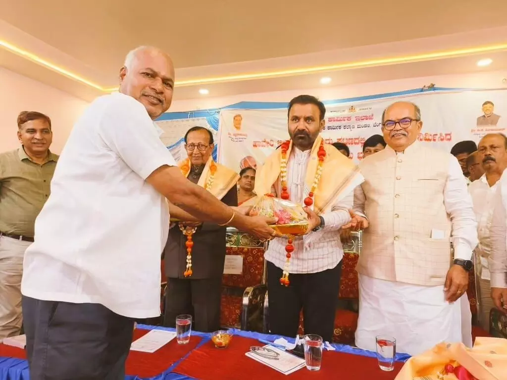 ಕಾರ್ಮಿಕರ ಕನಿಷ್ಠ ವೇತನ ಹೆಚ್ಚಳಕ್ಕೆ ಚಿಂತನೆ: ಸಚಿವ ಸಂತೋಷ್ ಲಾಡ್ ಕಾರ್ಮಿಕರ ಕನಿಷ್ಠ ವೇತನ ಹೆಚ್ಚಳಕ್ಕೆ ಚಿಂತನೆ: ಸಚಿವ ಸಂತೋಷ್ ಲಾಡ್