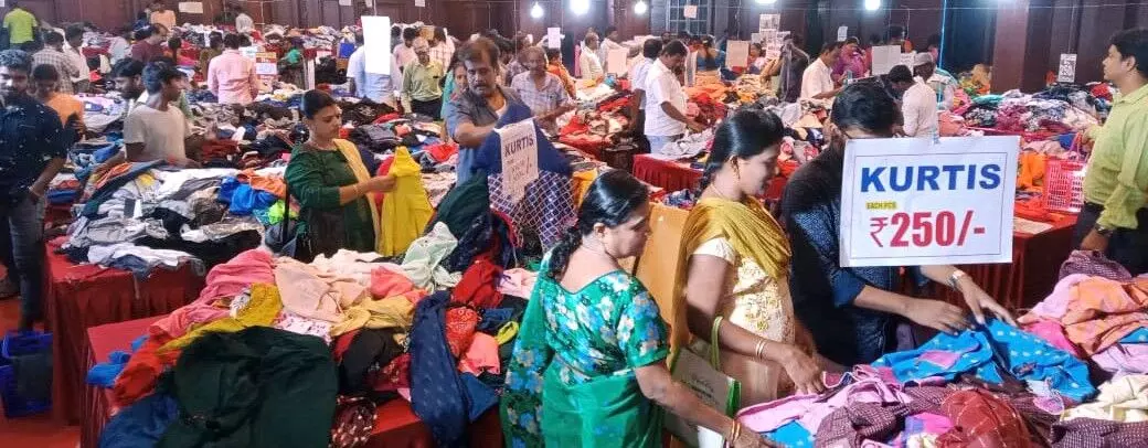 ಮಂಗಳೂರು: ಟಿಎಂಎ ಪೈ ಕನ್ವೆನ್ಶನ್ ಸೆಂಟರ್ನಲ್ಲಿ ರೆಡಿಮೇಡ್ ಉಡುಪುಗಳ ಮಾರಾಟ ಮೇಳ ಮಂಗಳೂರು: ಟಿಎಂಎ ಪೈ ಕನ್ವೆನ್ಶನ್ ಸೆಂಟರ್ನಲ್ಲಿ ರೆಡಿಮೇಡ್ ಉಡುಪುಗಳ ಮಾರಾಟ ಮೇಳ