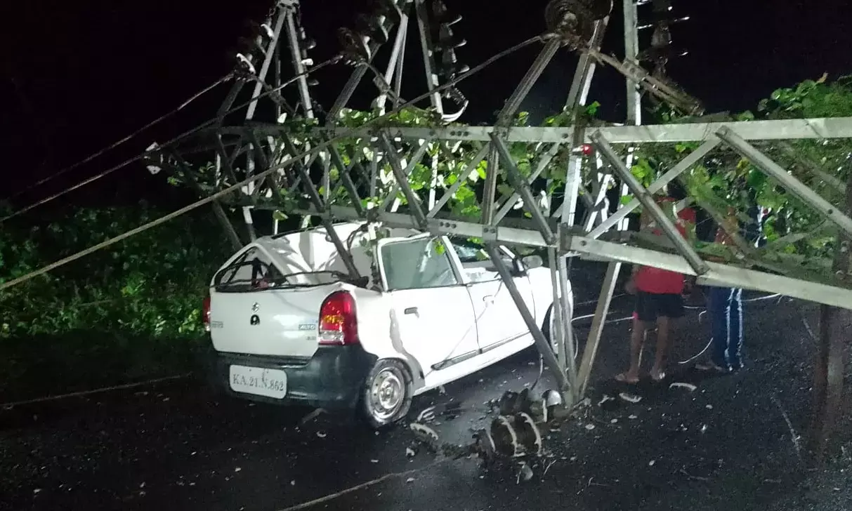 ಬೆಳ್ತಂಗಡಿ: ವಿದ್ಯುತ್ ಟವರ್ ಧರಶಾಯಿ; ವಾಹನಗಳಿಗೆ ಹಾನಿ