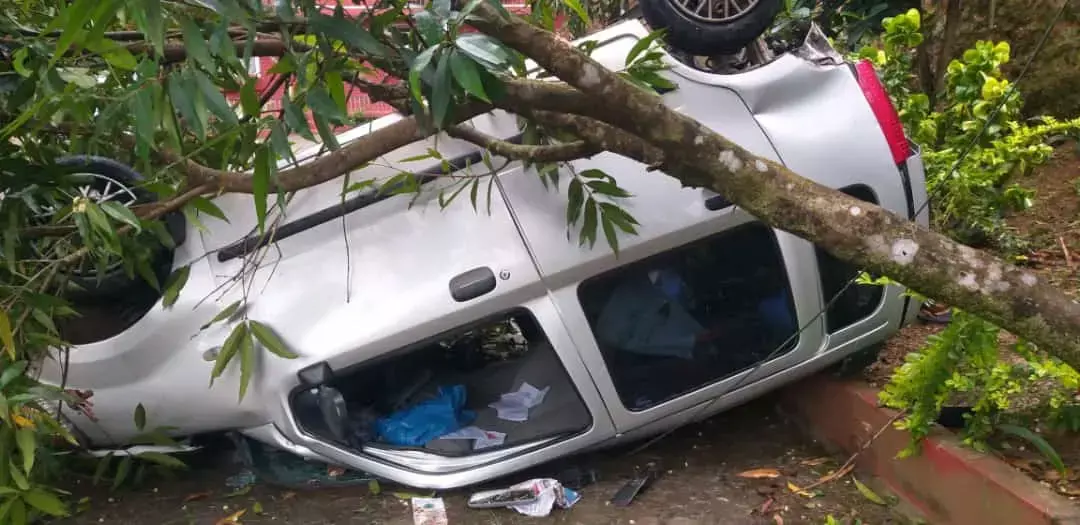 ಮಡಿಕೇರಿ: ರಸ್ತೆಯಿಂದ ಮನೆಯಂಗಳಕ್ಕೆ ಉರುಳಿ ಬಿದ್ದ ಕಾರು