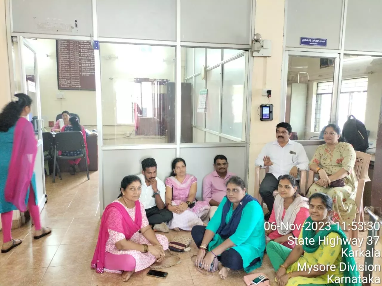 ಕಾರ್ಕಳ: ಬಿಜೆಪಿ ಸದಸ್ಯರಿಂದ ಪುರಸಭೆ ಮುಖ್ಯಾಧಿಕಾರಿ ಕಛೇರಿ ಮುಂದೆ ಪ್ರತಿಭಟನೆ