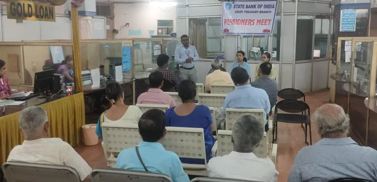 ಆನ್‌ಲೈನ್ ವಂಚನೆ ಬಗ್ಗೆ ಎಚ್ಚರದಿಂದಿರಿ; ನಿವೃತ್ತ ನೌಕರರಿಗೆ ಕಿವಿಮಾತು