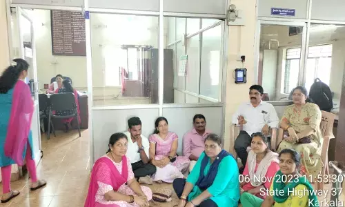 ಕಾರ್ಕಳ: ಬಿಜೆಪಿ ಸದಸ್ಯರಿಂದ ಪುರಸಭೆ ಮುಖ್ಯಾಧಿಕಾರಿ ಕಛೇರಿ ಮುಂದೆ ಪ್ರತಿಭಟನೆ