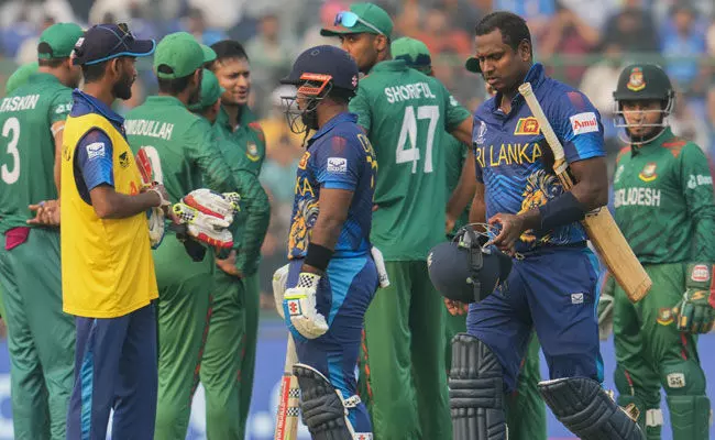 ‘ಟೈಮ್ಡ್ ಔಟ್’ ವಿವಾದ: ಪಂದ್ಯದ ನಂತರ ಬಾಂಗ್ಲಾ ಆಟಗಾರರೊಂದಿಗೆ ಹಸ್ತಲಾಘವಕ್ಕೆ ನಿರಾಕರಿಸಿದ ಶ್ರೀಲಂಕಾ ಆಟಗಾರರು ‘ಟೈಮ್ಡ್ ಔಟ್’ ವಿವಾದ: ಪಂದ್ಯದ ನಂತರ ಬಾಂಗ್ಲಾ ಆಟಗಾರರೊಂದಿಗೆ ಹಸ್ತಲಾಘವಕ್ಕೆ ನಿರಾಕರಿಸಿದ ಶ್ರೀಲಂಕಾ ಆಟಗಾರರು