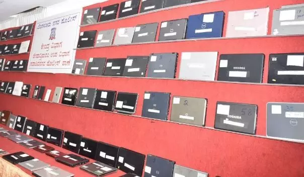 ಪಿಜಿಗಳಲ್ಲಿ ಮೊಬೈಲ್ ಫೋನ್, ಲ್ಯಾಪ್ಟಾಪ್ ಕಳ್ಳತನ: ಆರೋಪಿಗಳ ಬಂಧನ ಪಿಜಿಗಳಲ್ಲಿ ಮೊಬೈಲ್ ಫೋನ್, ಲ್ಯಾಪ್ಟಾಪ್ ಕಳ್ಳತನ: ಆರೋಪಿಗಳ ಬಂಧನ