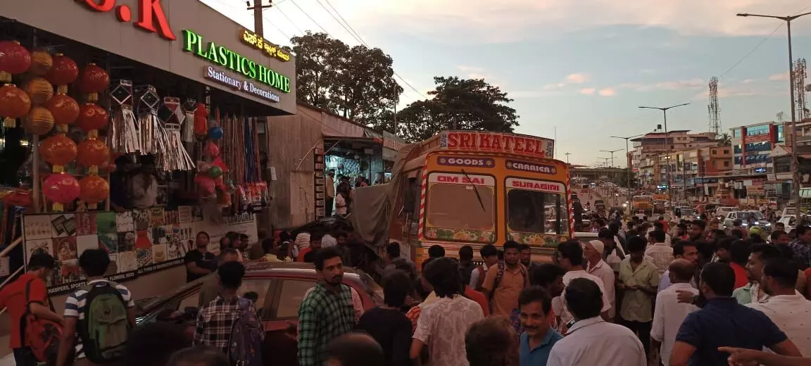 ಸುರತ್ಕಲ್: ಹಿಮ್ಮುಖವಾಗಿ ಚಲಿಸಿದ ಲಾರಿ; ಓರ್ವನಿಗೆ ಗಂಭೀರ ಗಾಯ