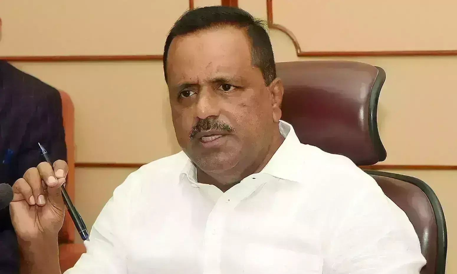 ಬೆಳಗಾವಿ ಅಧಿವೇಶನ | ವಸತಿ, ಆಹಾರ ಸೇರಿ ಅಗತ್ಯ ಸೌಲಭ್ಯ ಕಲ್ಪಿಸಲು ಸ್ಪೀಕರ್ ಖಾದರ್ ಸೂಚನೆ ಬೆಳಗಾವಿ ಅಧಿವೇಶನ | ವಸತಿ, ಆಹಾರ ಸೇರಿ ಅಗತ್ಯ ಸೌಲಭ್ಯ ಕಲ್ಪಿಸಲು ಸ್ಪೀಕರ್ ಖಾದರ್ ಸೂಚನೆ