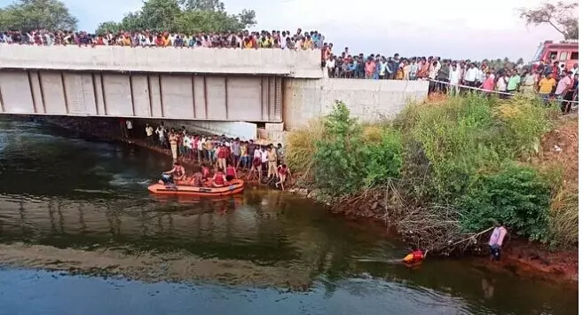 ಮಂಡ್ಯ | ನಾಲೆಗೆ ಉರುಳಿ ಬಿದ್ದ ಕಾರು; ಮಗು ಸೇರಿ ಕಾರಿನಲ್ಲಿದ್ದ ಐದು ಮಂದಿ ನಾಪತ್ತೆ
