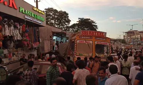 ಸುರತ್ಕಲ್: ಹಿಮ್ಮುಖವಾಗಿ ಚಲಿಸಿದ ಲಾರಿ; ಓರ್ವನಿಗೆ ಗಂಭೀರ ಗಾಯ