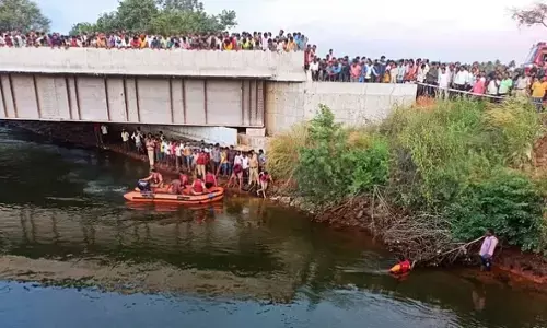 ಮಂಡ್ಯ | ನಾಲೆಗೆ ಉರುಳಿ ಬಿದ್ದ ಕಾರು; ಮಗು ಸೇರಿ ಕಾರಿನಲ್ಲಿದ್ದ ಐದು ಮಂದಿ ನಾಪತ್ತೆ