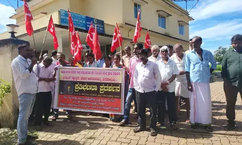 ಗುರುಪುರ ಮೆಸ್ಕಾಂ ಕಚೇರಿ ಮುಂದೆ ಪ್ರತಿಭಟನೆ