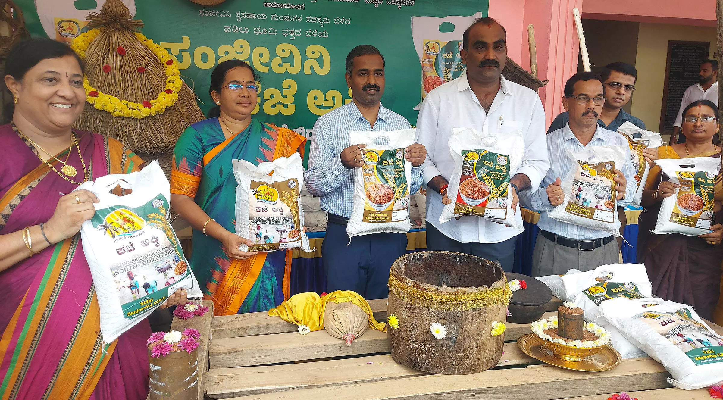 ಉಡುಪಿ: ಸಂಜೀವಿನಿ ಮಹಿಳೆಯರೇ ತಯಾರಿಸಿದ ‘ದೀಪಾವಳಿ ಗಿಫ್ಟ್ ಪ್ಯಾಕ್’ ಉಡುಪಿ: ಸಂಜೀವಿನಿ ಮಹಿಳೆಯರೇ ತಯಾರಿಸಿದ ‘ದೀಪಾವಳಿ ಗಿಫ್ಟ್ ಪ್ಯಾಕ್’