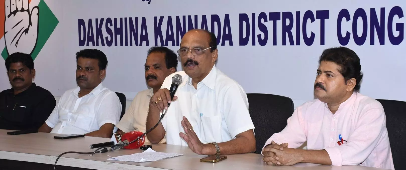 2 ಸಾವಿರಕ್ಕೆ ಲೋಡ್ ಮರಳು ಯಾರಿಗೆ ಕೊಟ್ಟಿದ್ದೀರಿ ?: ಬಿಜೆಪಿಗೆ ಕಾಂಗ್ರೆಸ್ ದ.ಕ. ಜಿಲ್ಲಾಧ್ಯಕ್ಷ ಹರೀಶ್ ಕುಮಾರ್ ಪ್ರಶ್ನೆ 2 ಸಾವಿರಕ್ಕೆ ಲೋಡ್ ಮರಳು ಯಾರಿಗೆ ಕೊಟ್ಟಿದ್ದೀರಿ ?: ಬಿಜೆಪಿಗೆ ಕಾಂಗ್ರೆಸ್ ದ.ಕ. ಜಿಲ್ಲಾಧ್ಯಕ್ಷ ಹರೀಶ್ ಕುಮಾರ್ ಪ್ರಶ್ನೆ