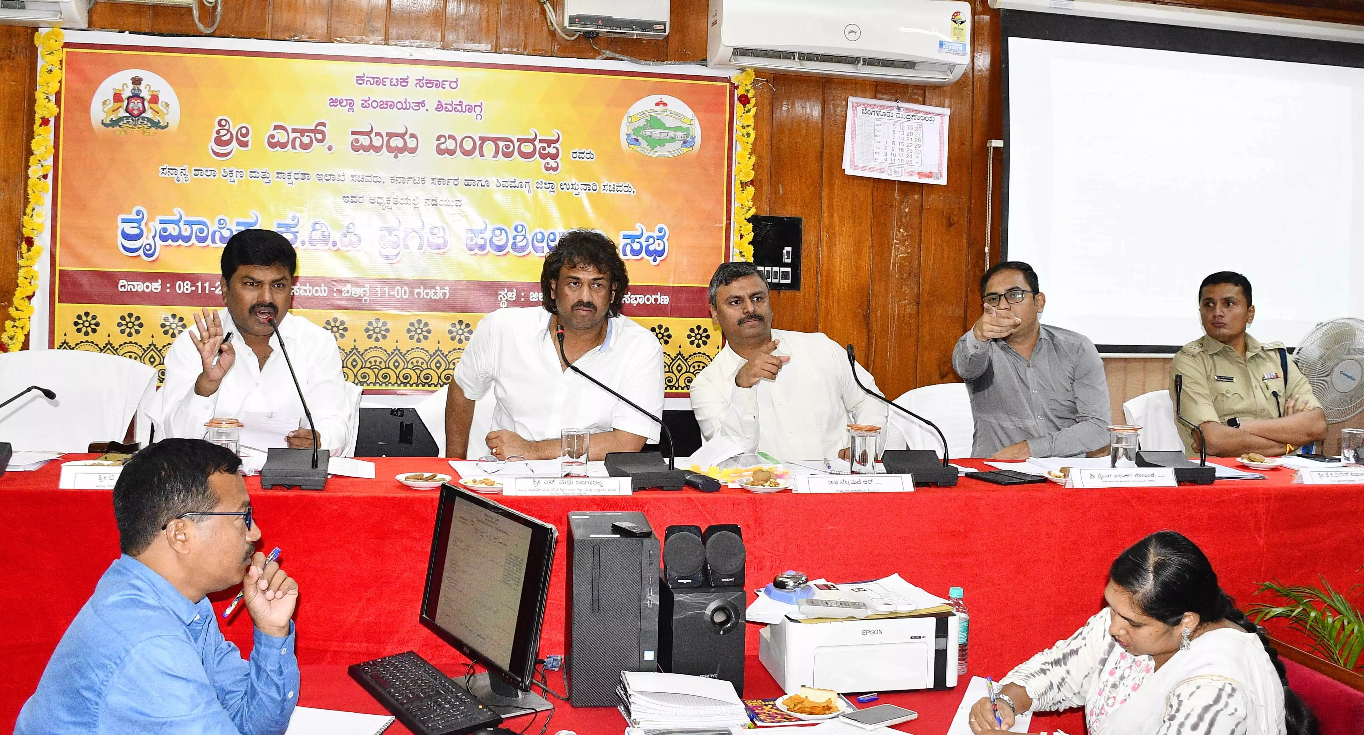 ಸರ್ವಾಧಿಕಾರಿ ರೀತಿ ವರ್ತಿಸುತ್ತಿದ್ದೀರಿ: ಅರಣ್ಯಾಧಿಕಾರಿಗಳಿಗೆ ಕೆಡಿಪಿ ಸಭೆಯಲ್ಲಿ ಸಚಿವ ಮಧು ಬಂಗಾರಪ್ಪ ತರಾಟೆ