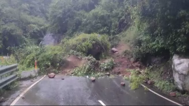 ತಮಿಳುನಾಡಿನಲ್ಲಿನ ಭಾರಿ ಮಳೆಗೆ ನೀಲಗಿರಿಯಲ್ಲಿ ಭೂಕುಸಿತ: 5 ಜಿಲ್ಲೆಗಳಲ್ಲಿ ಶಾಲಾ ಕಾಲೇಜುಗಳಿಗೆ ರಜೆ ತಮಿಳುನಾಡಿನಲ್ಲಿನ ಭಾರಿ ಮಳೆಗೆ ನೀಲಗಿರಿಯಲ್ಲಿ ಭೂಕುಸಿತ: 5 ಜಿಲ್ಲೆಗಳಲ್ಲಿ ಶಾಲಾ ಕಾಲೇಜುಗಳಿಗೆ ರಜೆ