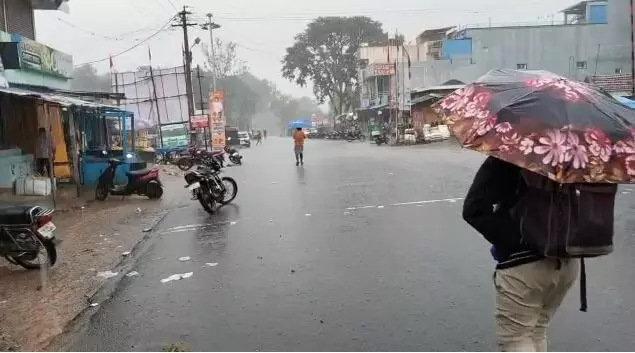 ಕಲ್ಲಡ್ಕ: ಭಾರೀ ಮಳೆಗೆ ಮರಬಿದ್ದು ಗೂಡಂಗಡಿ, ಬಸ್ ತಂಗುದಾಣಕ್ಕೆ ಹಾನಿ ಕಲ್ಲಡ್ಕ: ಭಾರೀ ಮಳೆಗೆ ಮರಬಿದ್ದು ಗೂಡಂಗಡಿ, ಬಸ್ ತಂಗುದಾಣಕ್ಕೆ ಹಾನಿ