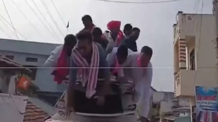 ಚುನಾವಣಾ ರ್ಯಾಲಿ ವೇಳೆ ತೆಲಂಗಾಣ ಸಚಿವ ಕೆಟಿಆರ್ ರಾವ್ ವಾಹನದಿಂದ ಬಿದ್ದ ವೀಡಿಯೋ ವೈರಲ್! ಚುನಾವಣಾ ರ್ಯಾಲಿ ವೇಳೆ ತೆಲಂಗಾಣ ಸಚಿವ ಕೆಟಿಆರ್ ರಾವ್ ವಾಹನದಿಂದ ಬಿದ್ದ ವೀಡಿಯೋ ವೈರಲ್!