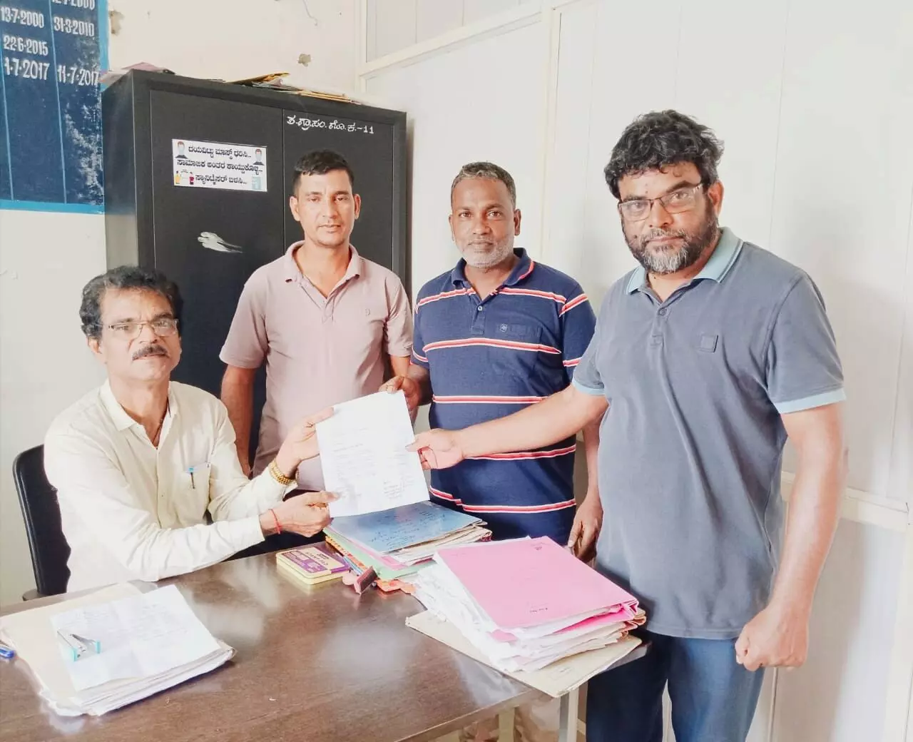 ಮೆಸ್ಕಾಂ ಕಚೇರಿ ಸ್ಥಳಾಂತರಿಸದಂತೆ ತಲಪಾಡಿ ಗ್ರಾಮಸ್ಥರ ಮನವಿ ಮೆಸ್ಕಾಂ ಕಚೇರಿ ಸ್ಥಳಾಂತರಿಸದಂತೆ ತಲಪಾಡಿ ಗ್ರಾಮಸ್ಥರ ಮನವಿ