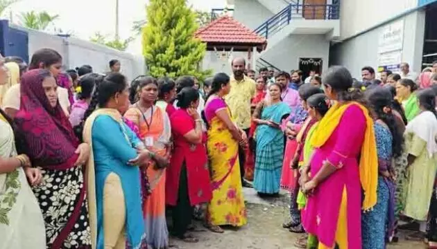 ಮಂಡ್ಯ| ಧರಣಿ ನಡೆಸುತ್ತಿದ್ದ ಗಾರ್ಮೆಂಟ್ ನೌಕರರನ್ನು ದಿಗ್ಬಂಧನಕ್ಕೊಳಪಡಿಸಿದ ಆಡಳಿತ ಮಂಡಳಿ; ಆರೋಪ