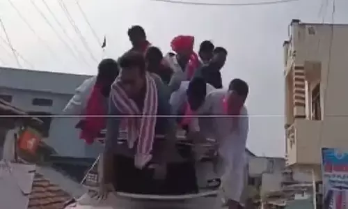 ಚುನಾವಣಾ ರ‍್ಯಾಲಿ ವೇಳೆ ತೆಲಂಗಾಣ ಸಚಿವ ಕೆಟಿಆರ್ ರಾವ್ ವಾಹನದಿಂದ ಬಿದ್ದ ವೀಡಿಯೋ ವೈರಲ್!