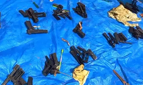 ಬೆಂಗಳೂರಿನಲ್ಲಿ ಧಾರಾಕಾರ ಮಳೆ: ಬಂದೂಕು, ಪೊಲೀಸ್ ಸಿಬ್ಬಂದಿ ದಾಖಲೆ ನೀರುಪಾಲು