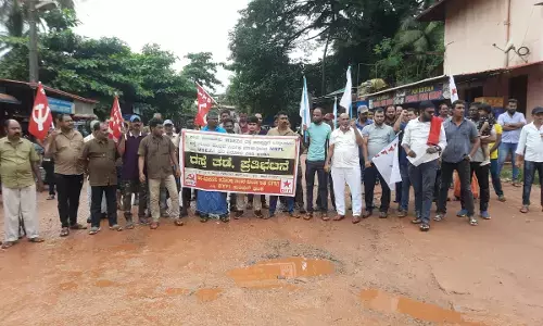 ಹೊಂಡಗುಂಡಿಗಳಿಂದ ತುಂಬಿದ ಕಾನ - ತೋಕೂರು ರಸ್ತೆ: ಡಿವೈಎಫ್‌ಐ, ಆಟೋರಿಕ್ಷಾ ಚಾಲಕರ ಸಂಘದಿಂದ ಪ್ರತಿಭಟನೆ