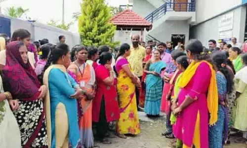 ಮಂಡ್ಯ| ಧರಣಿ ನಡೆಸುತ್ತಿದ್ದ ಗಾರ್ಮೆಂಟ್ ನೌಕರರನ್ನು ದಿಗ್ಬಂಧನಕ್ಕೊಳಪಡಿಸಿದ ಆಡಳಿತ ಮಂಡಳಿ; ಆರೋಪ