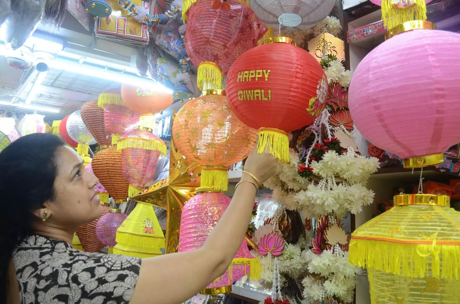 PHOTOS | ದೀಪಾವಳಿ ಹಬ್ಬಕ್ಕೆ ಖರೀದಿ ಜೋರು