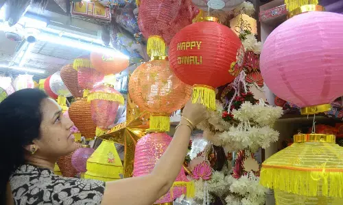 PHOTOS | ದೀಪಾವಳಿ ಹಬ್ಬಕ್ಕೆ ಖರೀದಿ ಜೋರು
