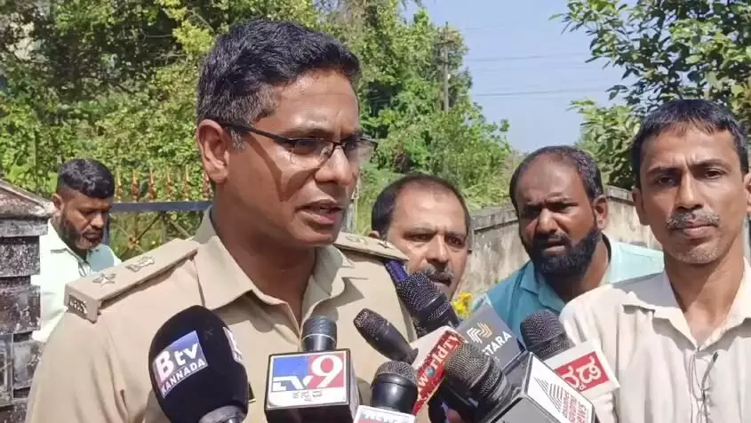 ನೇಜಾರು ನಾಲ್ವರ ಹತ್ಯೆ ಪ್ರಕರಣ | ಚಿನ್ನಾಭರಣ ಕಳವಾಗಿಲ್ಲ, ತನಿಖೆ ಚುರುಕು: ಎಸ್ಪಿ ಡಾ.ಅರುಣ್ ನೇಜಾರು ನಾಲ್ವರ ಹತ್ಯೆ ಪ್ರಕರಣ | ಚಿನ್ನಾಭರಣ ಕಳವಾಗಿಲ್ಲ, ತನಿಖೆ ಚುರುಕು: ಎಸ್ಪಿ ಡಾ.ಅರುಣ್