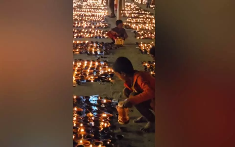ಬಡವರ ಮನೆಗಳಲ್ಲೂ ಬೆಳಕನ್ನು ಹರಡಬೇಕು: ಅಯೋಧ್ಯೆಯಲ್ಲಿ ಮಕ್ಕಳು ದೀಪಗಳಿಂದ ತೈಲವನ್ನು ಎತ್ತಿಕೊಳ್ಳುತ್ತಿರುವ ವಿಡಿಯೊವನ್ನು ಹಂಚಿಕೊಂಡ ಅಖಿಲೇಶ್ ಯಾದವ್ ಬಡವರ ಮನೆಗಳಲ್ಲೂ ಬೆಳಕನ್ನು ಹರಡಬೇಕು: ಅಯೋಧ್ಯೆಯಲ್ಲಿ ಮಕ್ಕಳು ದೀಪಗಳಿಂದ ತೈಲವನ್ನು ಎತ್ತಿಕೊಳ್ಳುತ್ತಿರುವ ವಿಡಿಯೊವನ್ನು ಹಂಚಿಕೊಂಡ ಅಖಿಲೇಶ್ ಯಾದವ್