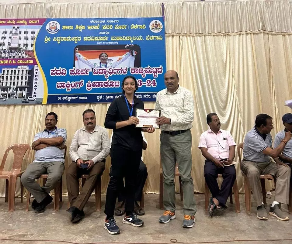 ರಾಜ್ಯ ಮಟ್ಟದ ಬಾಕ್ಸಿಂಗ್ ಚಾಂಪಿಯನ್ ಶಿಪ್: ಶಕ್ತಿ ಕಾಲೇಜಿನ ಶಾರ್ವಿ ಶೆಟ್ಟಿಗೆ ಚಿನ್ನದ ಪದಕ ರಾಜ್ಯ ಮಟ್ಟದ ಬಾಕ್ಸಿಂಗ್ ಚಾಂಪಿಯನ್ ಶಿಪ್: ಶಕ್ತಿ ಕಾಲೇಜಿನ ಶಾರ್ವಿ ಶೆಟ್ಟಿಗೆ ಚಿನ್ನದ ಪದಕ