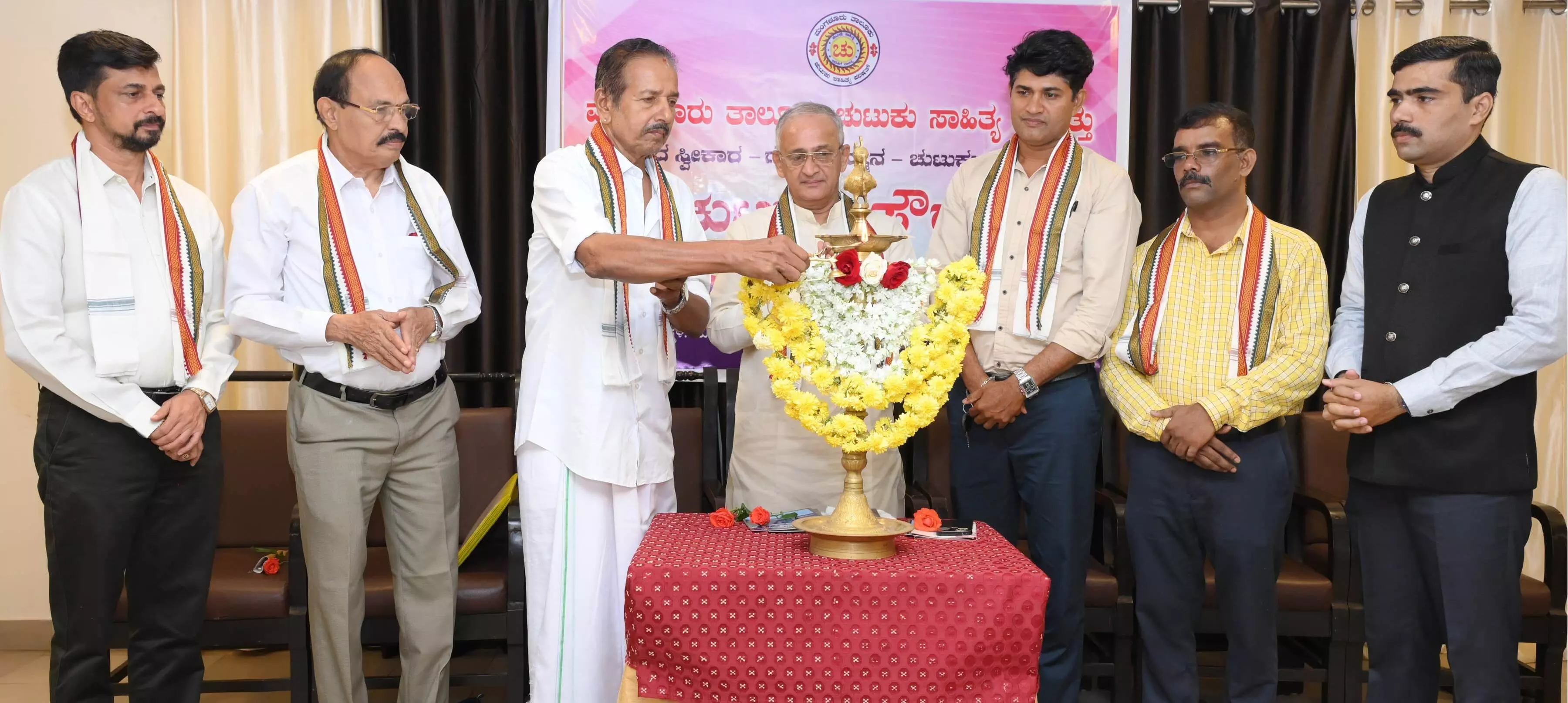 ಯಾರೋ ಸಹಾಯ ಮಾಡುತ್ತಾರೆಂದು ಸಾಹಿತಿಗಳು ಬರೆಯುವುದಿಲ್ಲ : ಕ್ಯಾಪ್ಟನ್ ಗಣೇಶ್ ಕಾರ್ಣಿಕ್