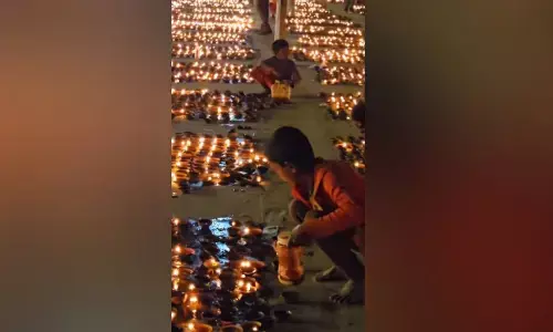 ಬಡವರ ಮನೆಗಳಲ್ಲೂ ಬೆಳಕನ್ನು ಹರಡಬೇಕು: ಅಯೋಧ್ಯೆಯಲ್ಲಿ ಮಕ್ಕಳು ದೀಪಗಳಿಂದ ತೈಲವನ್ನು ಎತ್ತಿಕೊಳ್ಳುತ್ತಿರುವ ವಿಡಿಯೊವನ್ನು ಹಂಚಿಕೊಂಡ ಅಖಿಲೇಶ್ ಯಾದವ್