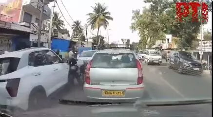 ಬೆಂಗಳೂರು | ಮೂರು ಬೈಕ್‌ಗಳಿಗೆ ಢಿಕ್ಕಿ ಹೊಡೆದ ಕಾರು; ನಾಲ್ವರಿಗೆ ಗಾಯ