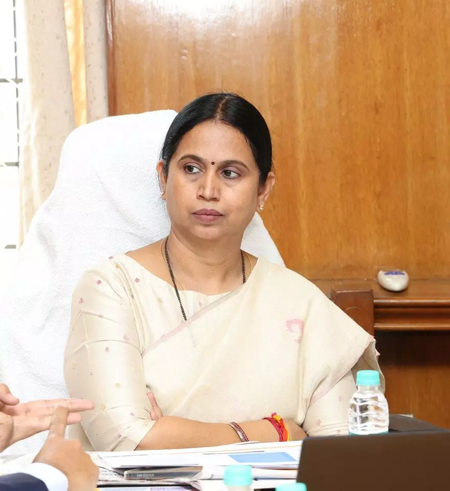 ನೇಜಾರು: ತಾಯಿ, ಮಕ್ಕಳ ಹತ್ಯೆ ಪ್ರಕರಣ; ಉಸ್ತುವಾರಿ ಸಚಿವರ ಮೌನದ ಬಗ್ಗೆ ಸಾರ್ವಜನಿಕರ ಅಸಮಾಧಾನ ನೇಜಾರು: ತಾಯಿ, ಮಕ್ಕಳ ಹತ್ಯೆ ಪ್ರಕರಣ; ಉಸ್ತುವಾರಿ ಸಚಿವರ ಮೌನದ ಬಗ್ಗೆ ಸಾರ್ವಜನಿಕರ ಅಸಮಾಧಾನ