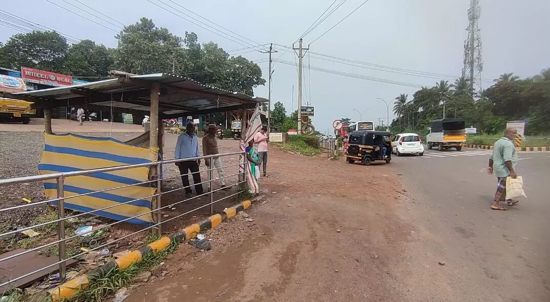 ನಾಟೆಕಲ್ ನಲ್ಲಿ ಬಸ್ ತಂಗುದಾಣವಿಲ್ಲದೆ ಪ್ರಯಾಣಿಕರು‌ ಕಂಗಾಲು