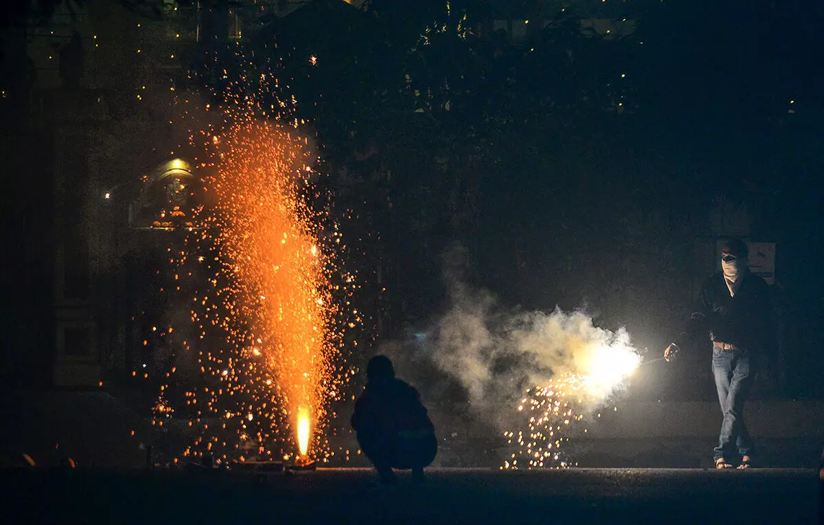 ಪಟಾಕಿ ನಿಷೇಧ ಉಲ್ಲಂಘನೆ ಸಂಬಂಧ ಎಷ್ಟು ಪ್ರಕರಣಗಳನ್ನು ದಾಖಲಿಸಿಕೊಳ್ಳಲಾಗಿದೆ: ದಿಲ್ಲಿ ಪೊಲೀಸರನ್ನು ಪ್ರಶ್ನಿಸಿದ ಟಿಎಂಸಿ ನಾಯಕ