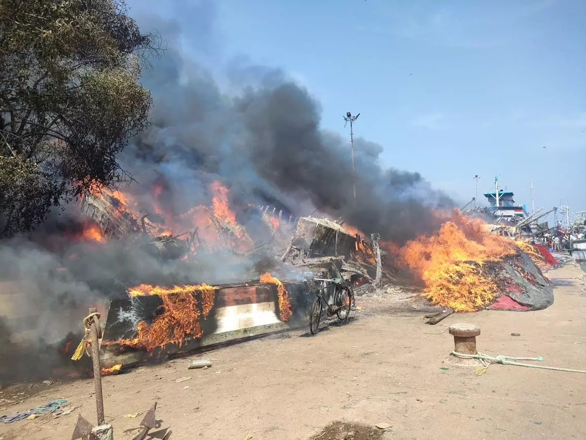 ಗಂಗೊಳ್ಳಿಯಲ್ಲಿ ಭೀಕರ ಅಗ್ನಿ ದುರಂತ; ಒಂಭತ್ತು ಬೋಟುಗಳು, ದೋಣಿಗಳು, 3 ಬೈಕ್ ಬೆಂಕಿಗಾಹುತಿ ಗಂಗೊಳ್ಳಿಯಲ್ಲಿ ಭೀಕರ ಅಗ್ನಿ ದುರಂತ; ಒಂಭತ್ತು ಬೋಟುಗಳು, ದೋಣಿಗಳು, 3 ಬೈಕ್ ಬೆಂಕಿಗಾಹುತಿ