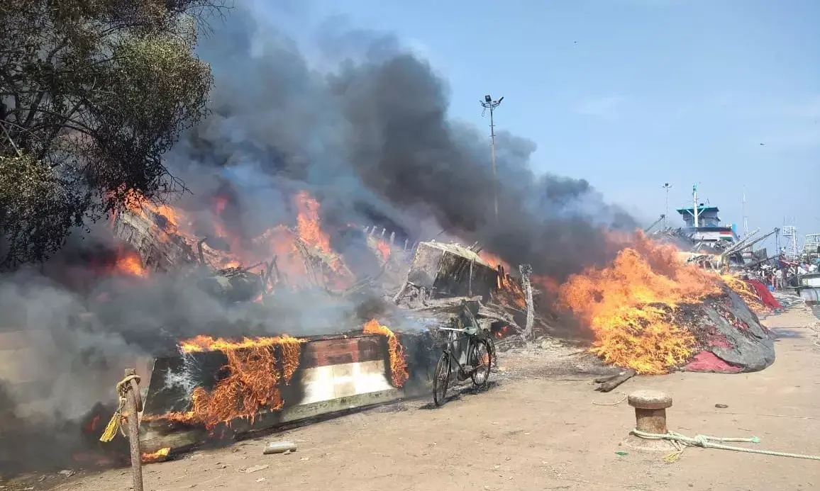 ಗಂಗೊಳ್ಳಿಯಲ್ಲಿ ಭೀಕರ ಅಗ್ನಿ ದುರಂತ; ಒಂಭತ್ತು ಬೋಟುಗಳು, ದೋಣಿಗಳು, 3 ಬೈಕ್ ಬೆಂಕಿಗಾಹುತಿ