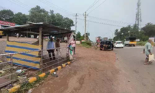 ನಾಟೆಕಲ್ ನಲ್ಲಿ ಬಸ್ ತಂಗುದಾಣವಿಲ್ಲದೆ ಪ್ರಯಾಣಿಕರು‌ ಕಂಗಾಲು